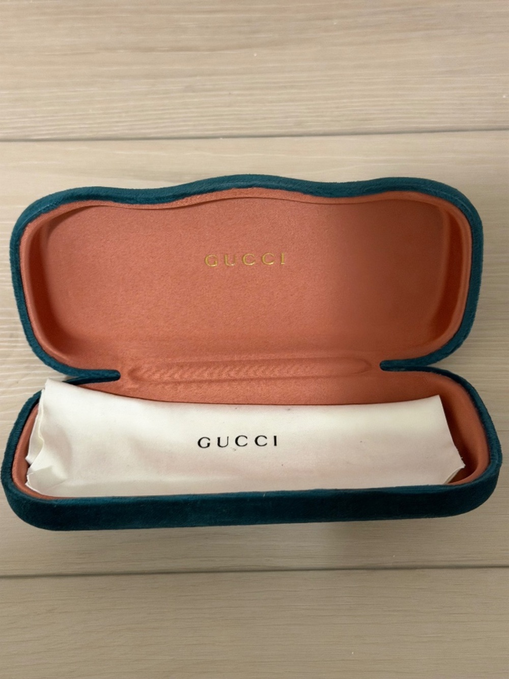 GUCCI HARD CLAMSHELL GLASSES CASE AUTHENTIC VELVET CASE
